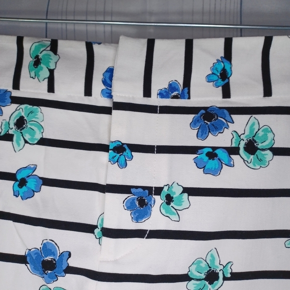 Elle Chino stretch striped floral print shorts NWT - Picture 3 of 7